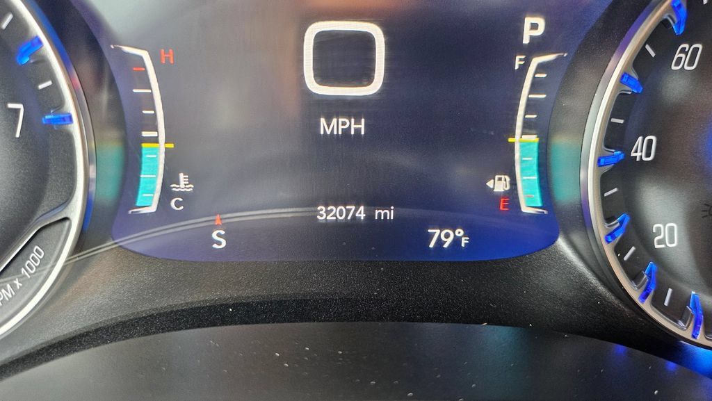 Used 2022 Chrysler Pacifica Touring-L FWD image 34