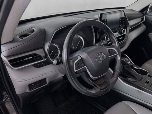 Used 2022 Toyota Highlander XLE AWD/4WD image 24