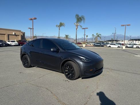 Used 2024 Tesla Model Y Long Range image 2