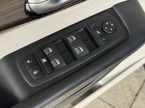 Used 2023 Chrysler Pacifica Limited FWD image 33