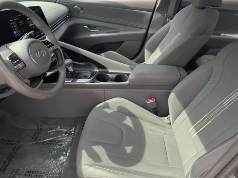 Used 2025 Hyundai Elantra SEL FWD image 25