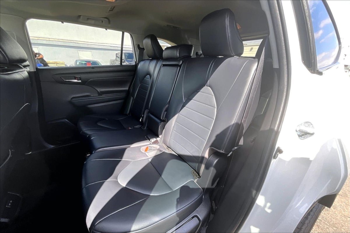 Used 2022 Toyota Highlander XLE AWD/4WD image 23