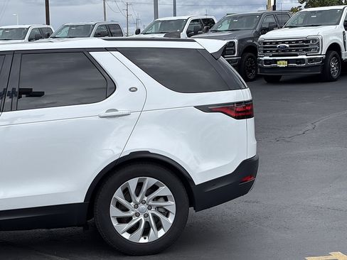Used 2025 Land Rover Discovery S AWD/4WD image 11