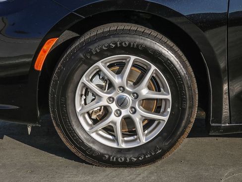 Certified 2024 Chrysler Pacifica Touring-L image 11