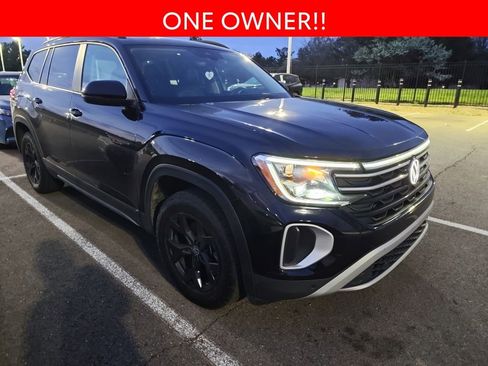 Used 2024 Volkswagen Atlas Peak Edition SE image 3