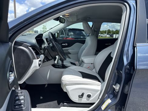 Used 2021 Jeep Cherokee Latitude Plus FWD image 9