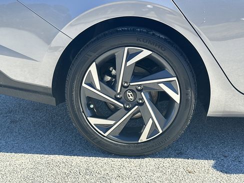 Used 2024 Hyundai Elantra Limited image 17