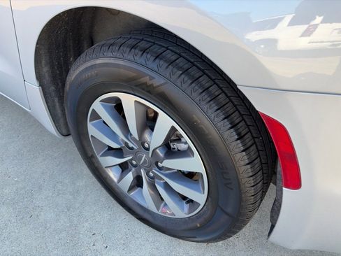 Used 2023 Chrysler Pacifica Touring-L image 10