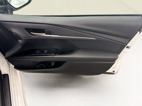 Used 2025 Toyota Camry SE image 32