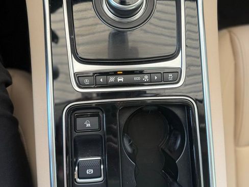 Used 2020 Jaguar XF Premium image 21