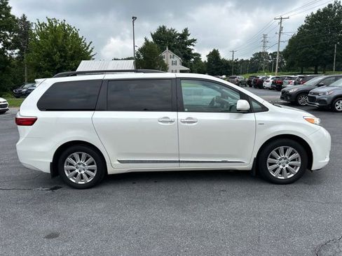 Used 2017 Toyota Sienna XLE Premium image 7