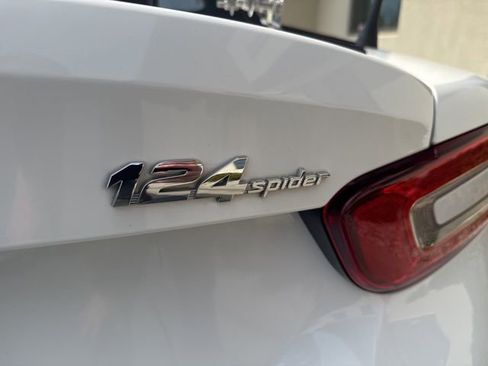 Used 2019 FIAT 124 Spider Classica w/ Technology Group RWD image 8