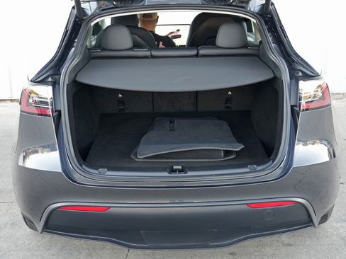 Used 2025 Tesla Model Y Performance image 10