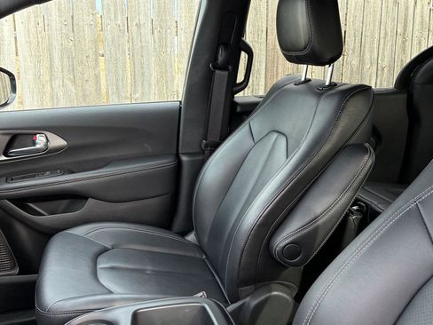 Used 2025 Chrysler Pacifica Select image 2