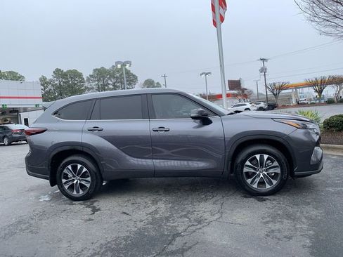 Used 2024 Toyota Highlander XLE image 9