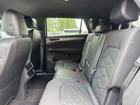 Used 2024 Volkswagen Atlas Cross Sport SE FWD image 11
