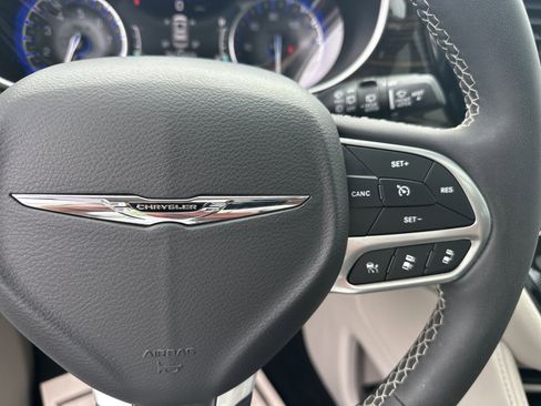 Used 2024 Chrysler Pacifica Limited FWD image 24