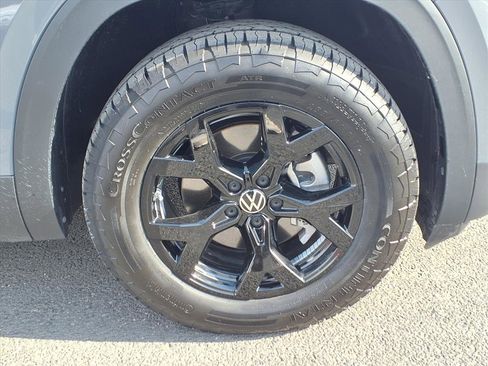 Certified 2025 Volkswagen Atlas Peak Edition SE image 9