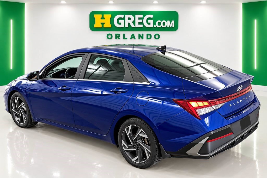 Used 2024 Hyundai Elantra SEL w/ Convenience Package FWD image 2
