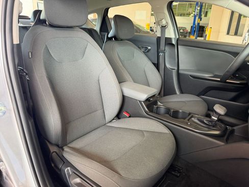 Used 2025 Kia K4 LXS image 32