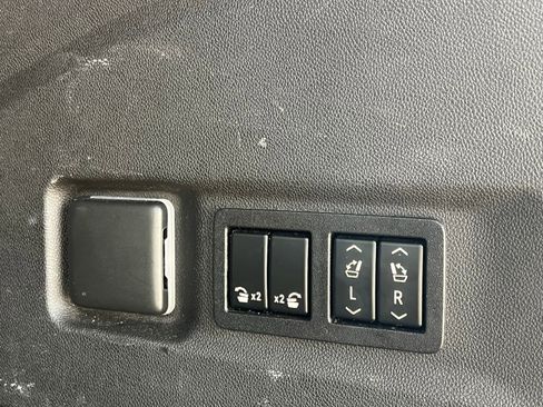 Used 2022 Chevrolet Suburban Premier w/ Premium Package image 18