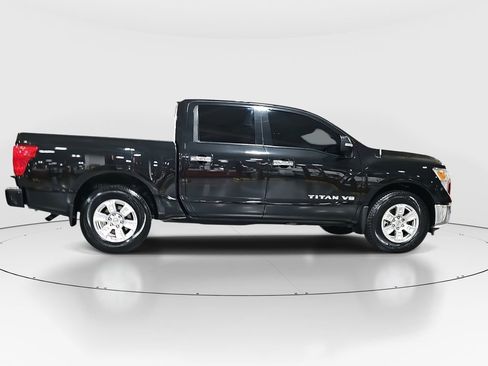 Used 2019 Nissan Titan SV w/ SV Convenience Package image 4