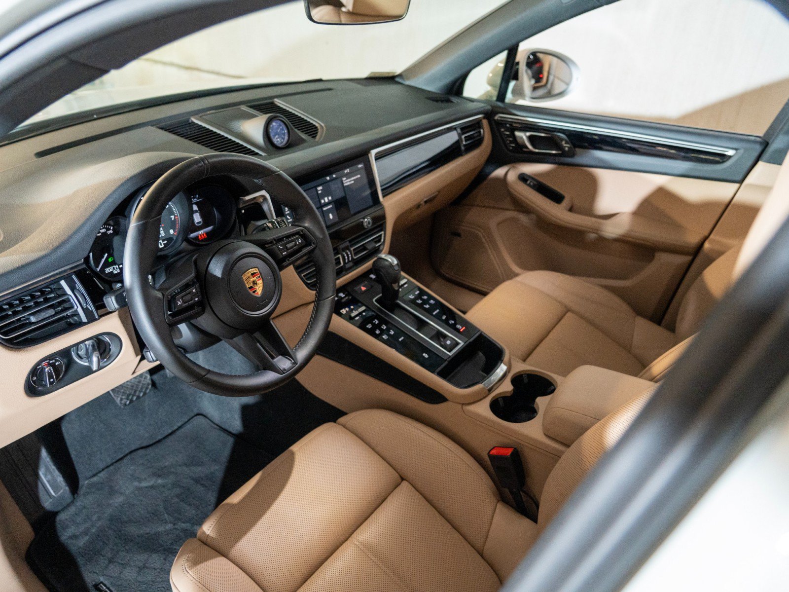 Certified 2023 Porsche Macan AWD/4WD image 4