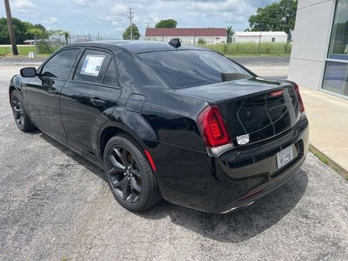 Used 2022 Chrysler 300 Touring w/ Sport Appearance Package RWD image 7