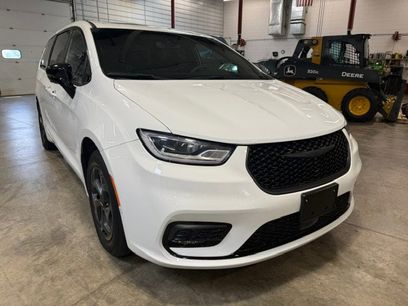 Used 2023 Chrysler Pacifica Limited w/ Uconnect Theater Family Group