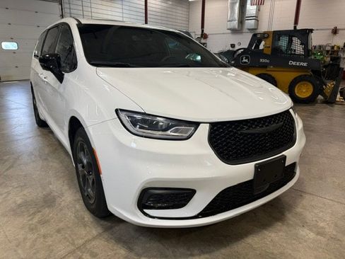 Used 2023 Chrysler Pacifica Limited w/ Uconnect Theater Family Group FWD image 1
