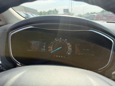 Used 2020 Ford Fusion SE FWD image 22