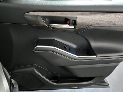 Used 2021 Toyota Highlander Platinum image 26