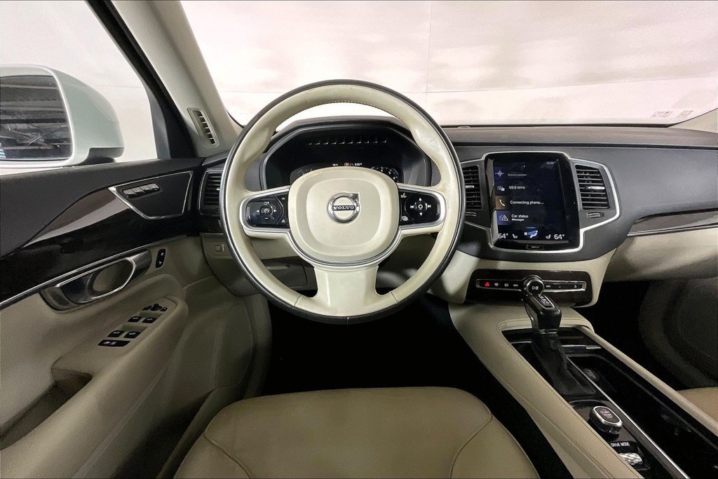 Used 2018 Volvo XC90 T5 Momentum w/ Convenience Package AWD/4WD image 4