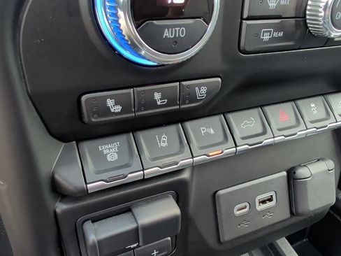 Used 2022 GMC Sierra 3500 Denali w/ Denali Ultimate Package AWD/4WD image 27