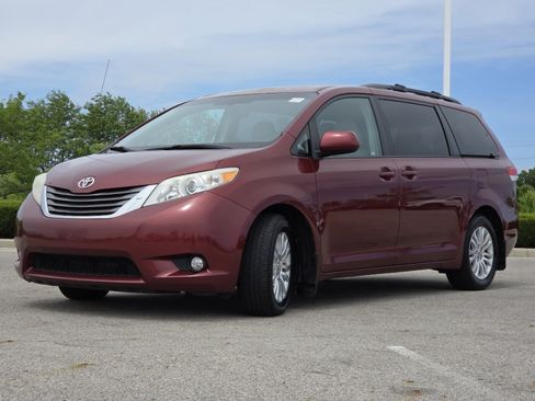 Used 2013 Toyota Sienna XLE FWD image 12
