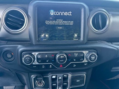 Used 2018 Jeep Wrangler Unlimited Rubicon w/ Uconnect 4C Nav & Sound Group AWD/4WD image 12