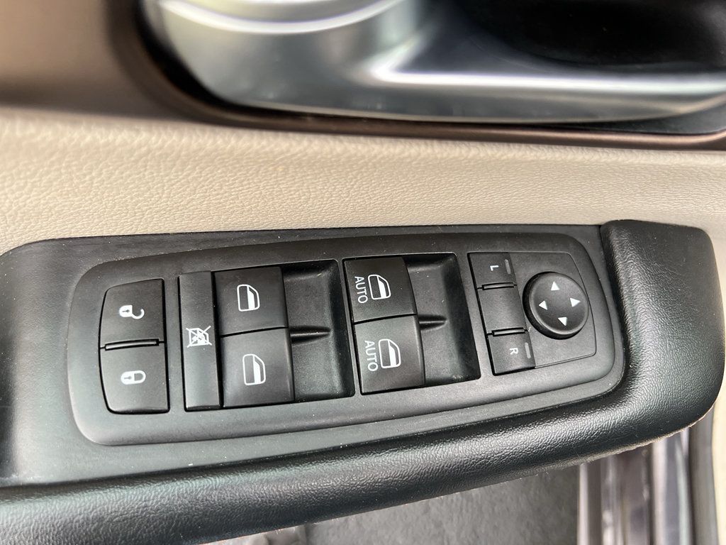 Used 2017 Chrysler Pacifica Touring-L FWD image 14