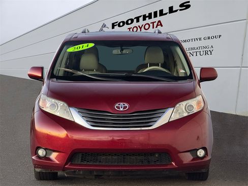 Used 2014 Toyota Sienna XLE image 2