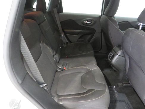 Used 2015 Jeep Cherokee Latitude w/ Comfort/Convenience Group image 10