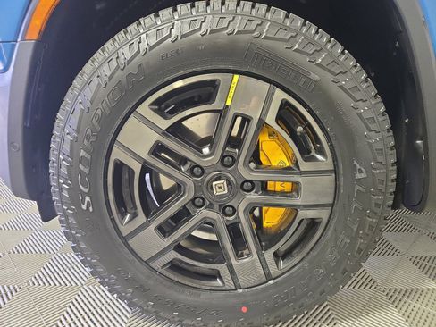 Used 2023 Rivian R1S Adventure AWD/4WD image 9