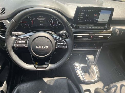 Used 2023 Kia Seltos SX w/ SX Sunroof Package AWD/4WD image 2
