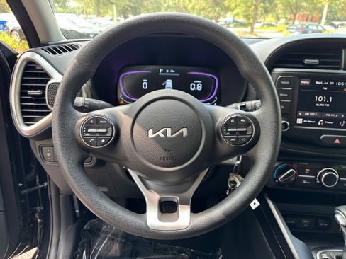 Used 2025 Kia Soul LX w/ LX Technology Package FWD image 25