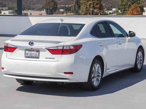 Used 2015 Lexus ES 300h w/ Premium Package w/Bamboo Trim FWD image 7