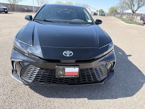 Used 2025 Toyota Camry SE w/ Convenience Package image 3