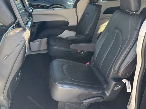 Used 2017 Chrysler Pacifica Touring-L Plus w/ Advanced Safetytec Group image 7