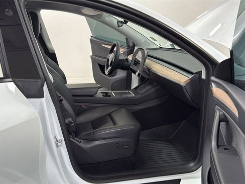 Used 2025 Tesla Model Y Performance image 18