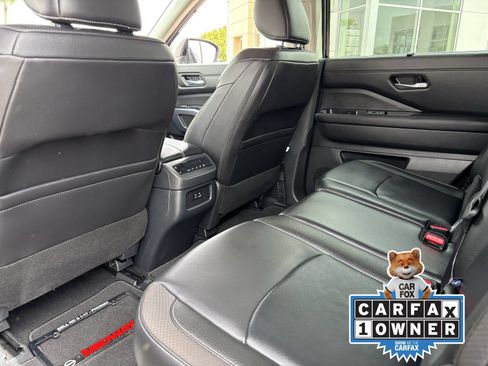 Used 2025 Nissan Pathfinder SL FWD image 18