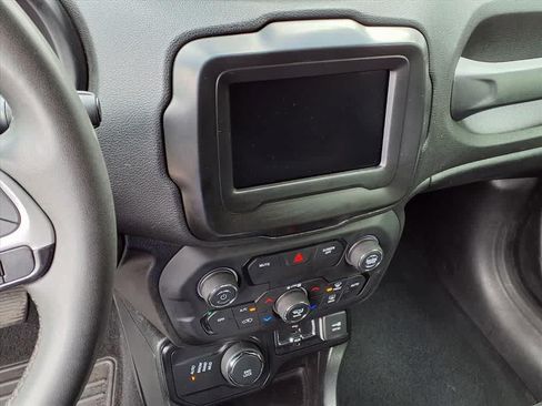 Used 2018 Jeep Renegade Latitude AWD/4WD image 20