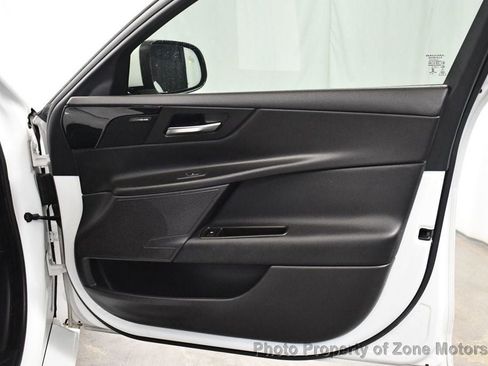 Used 2017 Jaguar XE Premium image 13