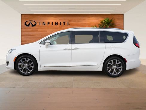 Used 2018 Chrysler Pacifica Limited w/ Tire & Wheel Group image 4